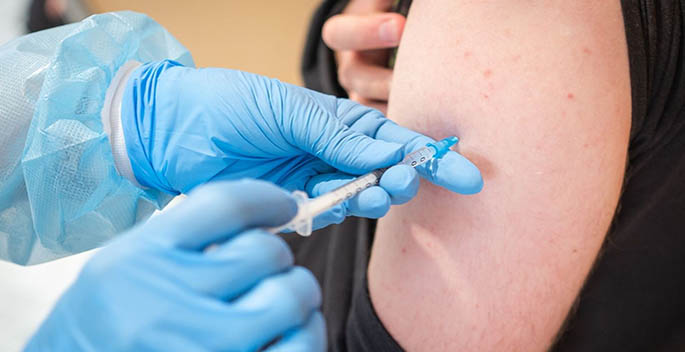Половина районов Гомельской области охватили бустерной вакцинацией 90% населения!